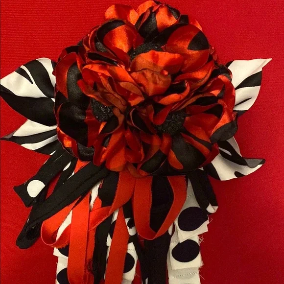 Red and Black Floral Ribbon Brooch - Picture 3 of 5